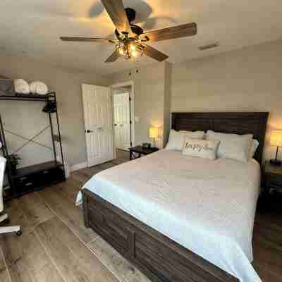 The Country Club Cottage NEW! Watch launches from driveway or walk to the river! Rooms