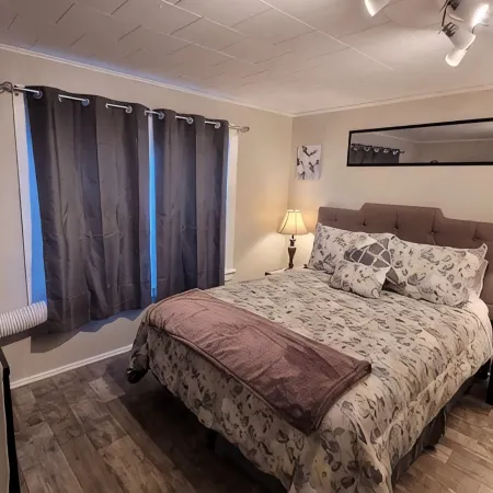 1-Bd Bungalow/Free Parking/Nice Space for 2