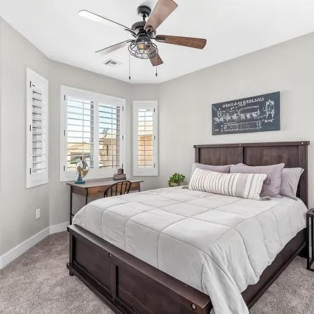 Beautiful Model home 2 minutes to town, golf and hiking. Perfect for families!
