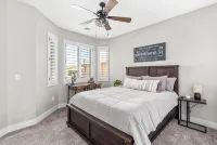 Beautiful Model home 2 minutes to town, golf and hiking. Perfect for families! - Kitchens
