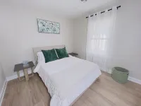 3Br Beach House~ 5 Minute Stroll to Beach & Private Outdoor Entertainment Area - Wifi
