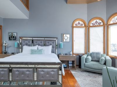 Comfortable & Spacious Luxury Home w/ Chef’s Kitchen only 15 mins to Boston