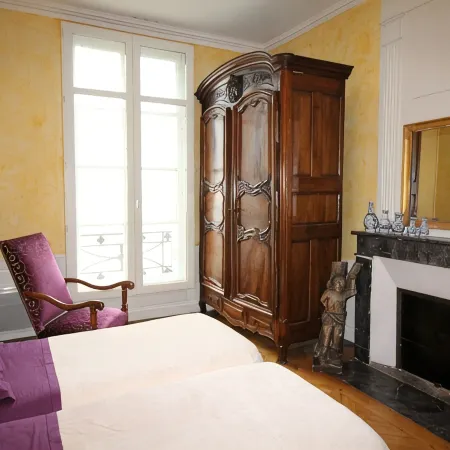 3000 sq f, in the old Saumur city , along the Loire river. Charm & great views