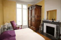 3000 sq f, in the old  Saumur city , along the Loire river. Charm & great views
