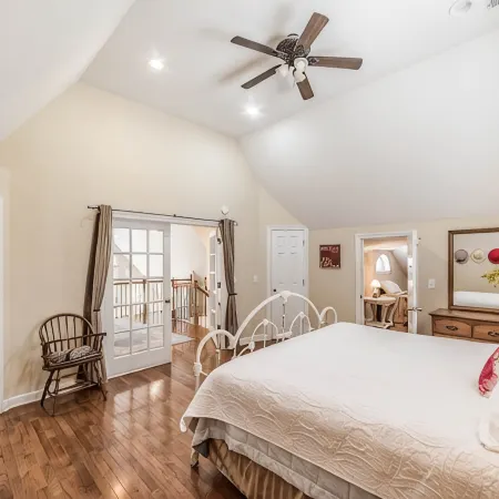 Smith Lake ,Off I65,Sleeps 25, Rocket Fiber Internet!  Deep Water, Pets Ok.