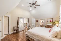 Smith Lake ,Off I65,Sleeps 25, Rocket Fiber Internet!  Deep Water, Pets Ok. - balcony