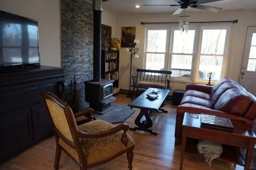Peaceful Warm Cozy Country Cottage Nestled Beneath the Mountains, Woodstove - Homestays