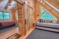 Whispering Trees Lodge , sleeps 10, 4 miles from Old Man's Cave - Hytter