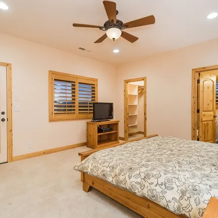 MASSIVE 9 BEDROOM LUXURY CABIN! PERFECT FOR REUNIONS AND RETREATS!