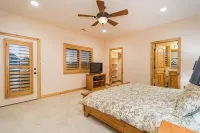 MASSIVE 9 BEDROOM LUXURY CABIN! PERFECT FOR REUNIONS AND RETREATS! - Pools