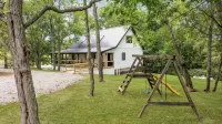 A Touch of Salt Fork.... 2 King, 3 Queen, twin bunk beds - Boutique