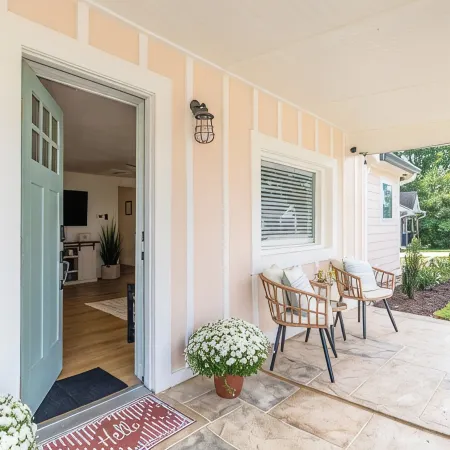 Newly renovated 2 bedroom / 2 bath home in downtown Flowery Branch!