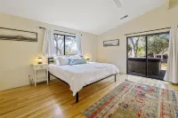 MOUNTAIN TOP WITH 4 ACRES AND SPECTACULAR VIEWS WITH HOT TUB - 4성급