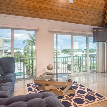 Atlantic side, quiet neighborhood ~ 3 Bed 2.5 Bath, dock, pool / hot tub, kayak