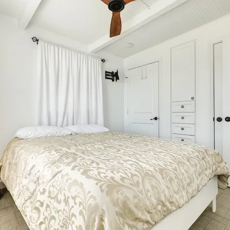 Shore House: Sand Beneath, Waves at Your Doorstep! Perfect deck for Sunrise!