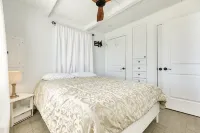 Shore House: Sand Beneath, Waves at Your Doorstep! Perfect deck for Sunrise! - WiFi