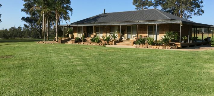 Bella Farm Country House on 10 Private Acres.Outdoor Spa, Firepit. Pet Friendly Hotels in Cessnock
