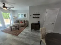 Stylish Remodeled Townhouse - Balcony