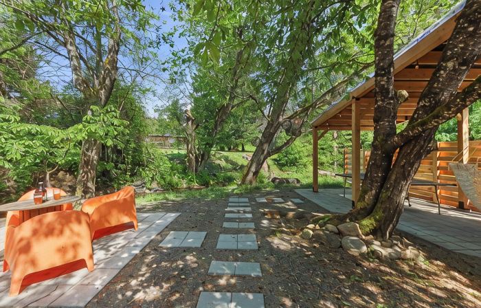 Casa Bruna creekside home in the heart of the Gorge