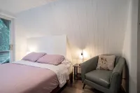 Lazy Me ~ A Magical Creek-front Cabin with Hot Tub! Private Woods - Balkoner
