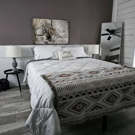 1-Bedroom Farm Stay Just 6 Minutes to Ozark National Scenic Riverways Hoteles en Condado de Shannon