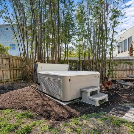 King Suite, Hot Tub, Pool, BBQ Grill, Bikes, Patio, EV Charger, 600 ft 2 Beach!