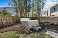 King Suite, Hot Tub, Pool, BBQ Grill, Bikes, Patio, EV Charger, 600 ft 2 Beach! - Private Pools