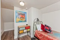 Bespoke Downtown Charmer with Modern Amenities - พร้อมระเบียง