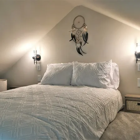 Cozy Studio & Loft with Full Amenities & Close to Several Hot Spots!