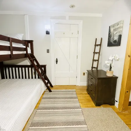 Cozy, lake view cottage in Ellsworth, Maine!