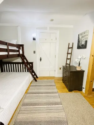 Cozy, lake view cottage in Ellsworth, Maine! - 3성급