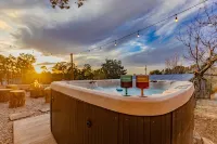 The Four Seasons  - A Getaway to White Sands NP and Cloudcroft, NM w/ Hot Tub! - Alphydda