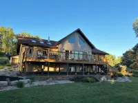 Spacious home with a large deck and ample space for beautiful sunset viewing! - Wifi