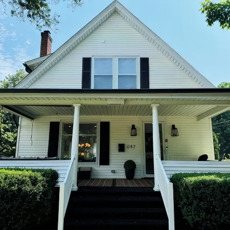 NEW! Charming Pet Friendly Modern Cottage in the Historic District of Saugatuck!