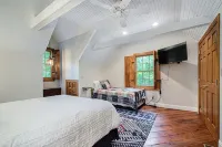 Private Forest Road to Upscale Lodge w/ Hot Tub, Sauna, Golf Cart, Bocci Court - Homestays