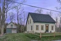 Spring Escape in Hatchville – Sleeps 6 + Dogs! - 4성급
