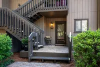 Newly Renovated Lakeview Condo Complex First Floor Oasis! - バルコニー