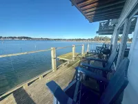 Bayfront Two Bedroom OVER the Water! Beach, Balcony & Pet friendly - en bord de mer