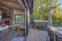Dreamy home on river, mountain views, steps from town. - 4-stjärniga