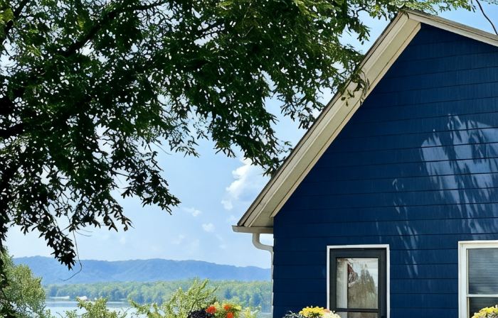 Bluffside cottage with gorgeous river views