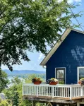 Bluffside cottage with gorgeous river views - Wifi