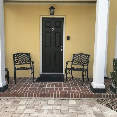C2 Perfect location in historic city center, near beaches, patio, free parking!