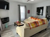 Modern 2 Bedroom 1 Bathroom Home - บังกะโล