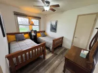 Des Moines Entire home  3 Bdms King; Queen; Twins  quiet near High Trestle Trail - Kitchens