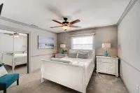 ☀Palm Breeze ☀ 1mi to Beach ☀ Heated Pool ☀ Custom Kitchen ☀ - 4つ星