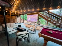 Mountain Cabin w/ Gorgeous Forest Lounge & Hot Tub - Alphydda