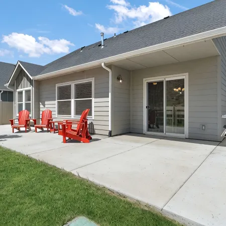 Comfy “Idahome” just minutes from downtown Eagle. A perfect 3BR family gem!
