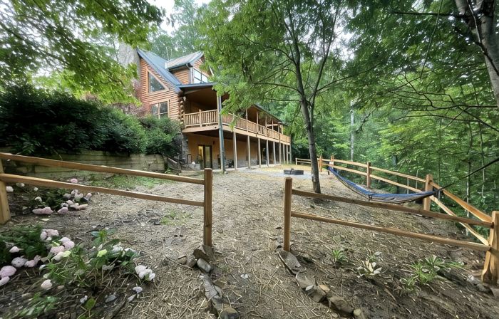 5br Log Cabin: Hot Tub, Firepit, Game Room, Yard! Near Fontana, Bryson, and NOC