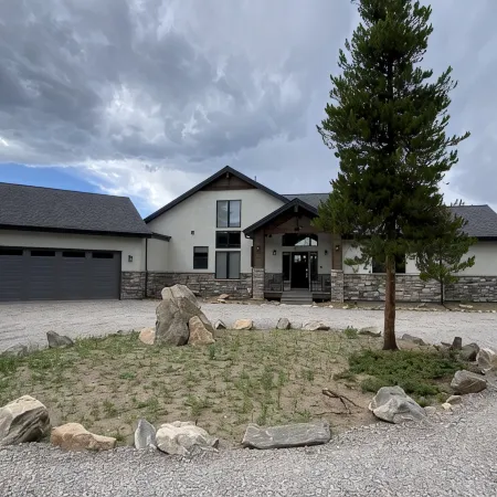 Luxury Home, Lake & Mountains View Around