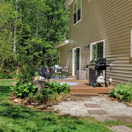 3 minutes to Pisgah Forest Entrance! - Game room - Fire pit
